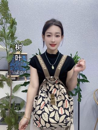 推荐一款秋款包包,颜色搭配非常完美,叶子的线条感非常自然,旅游日常都能背,温柔又浪漫#包包推荐 #双肩包 #女包 #新款上新 @DOU+小助手