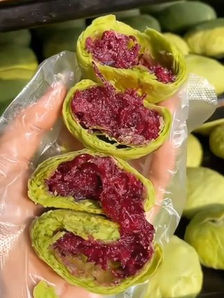 这个玫瑰鲜花饼真的太好吃了,甜度适中,香而不腻,酥软可口,大家都来尝尝!#好吃不贵经济实惠 #零食推荐 #鲜花饼