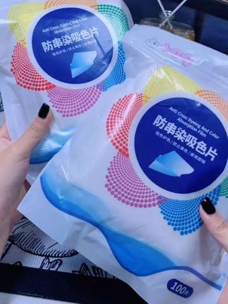以前觉得吸色片是智商税,没想到它吸颜色是真管用啊!平时洗衣服的时候,深色浅色总要分开,洗就很麻烦。这个吸色片呀,它可以吸走水里的各种颜色,每次洗衣服的时候放上两片,就不怕衣服互相串色了,真的太适合我这种懒人了,赶紧安排起来吧!#防串色洗衣片 #好物分享🔥 #吸色片 #自用好物分享 #防串色 @抖加🔥上热门🔥dou+🔥热点宝