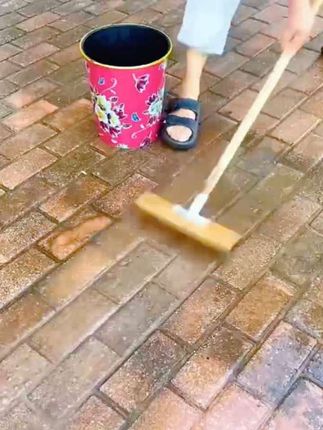 家里院子的地板台阶长青苔,不好清理,很容易打滑摔倒,可以用这种不锈钢地板刷,不锈钢的钢丝刷毛紧密坚硬,非常的耐用,就这么来回的刷几下,用水一冲就干干净净的,给家里备一把,用它清理就非常轻松。地上长满青苔,用普通扫把清理不干净。这是一款钢丝刷,刷毛,百折不弯,有弹性,可以用它清理地面青苔污垢。地上有青苔的地方,用它来回刷几下,用水一冲就干净了。家里备上一个,拿出来用就方便多了。