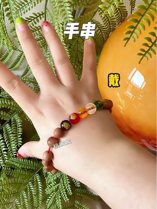 姐妹们,五路桃木手串懂得都懂,自然桃木香,男女都可以备上~#手串#手串搭配 #五路桃木#女生的快乐就是这么简单 #木质手串