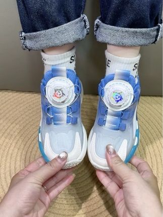 小黄鸭家的鞋性价比是真高啊,这么高品质的篮球运动鞋居然才这个价,这种经典又潮酷的款式我儿子一眼就相中了,上脚距百搭巨好看#童鞋 #儿童运动鞋 #儿童篮球鞋 #潮童穿搭