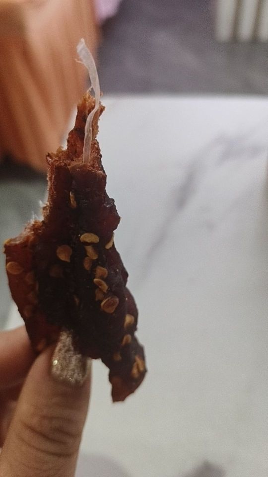 鸡肉干里面有塑料,商家说是筋膜能吃,你当我是傻逼是吧,塑料和筋膜分不清楚是吧,我扯出来还那么长一根,我说退给商家让她自己吃,我没有吃塑料得爱好#我在抖音买买买