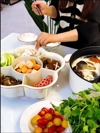 #创作灵感   喜欢吃火锅的,这个旋转备菜盘可要入一个,一个顶六个,桌子小的用它就很节省空间#火锅备菜盘#火锅拼盘#配菜盘#在家吃火锅