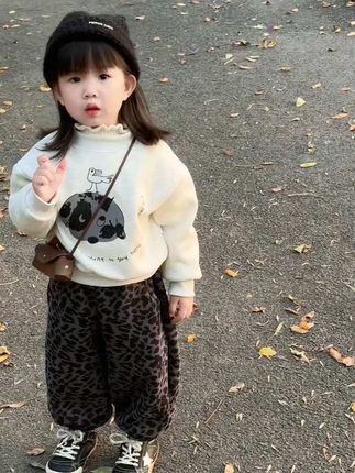 你应该看到她亲吻你的样子 看到她哭泣却仍然伸手拥抱你的样子 看到她每天像个小尾巴 叫你“妈妈”的样子 而不是那些熬夜到天明的日子 不是那些捡不起来的芝麻 不是狼吞虎咽得吃饭 不是着急忙慌的做所有的事情 亲爱的妈妈 她会长大会离开你会拥有自己的世界 甚至会觉得你总是唠叨个不停 所以啊 那些好的不好的都应该被珍惜 #我的女孩👧🏻 #当妈妈后 #萌娃穿搭 #加绒卫衣套装 #高品质童装