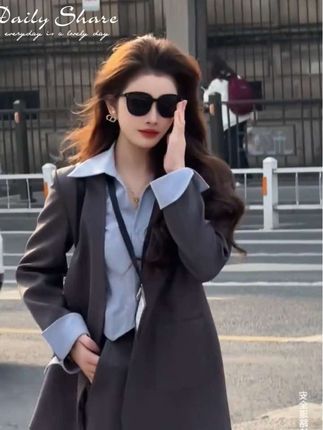 姐妹们,这套西装真的绝了!上身真的显瘦又洋气,而且还特别百搭,版型设计很出色,上班聚会都能穿#气质这一块拿捏死死的 #变美变瘦变好看 #女装穿搭