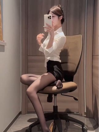 秋天黑丝搭配季节#辣妹穿搭大赏 #辣妹穿搭 #大长腿的秘密 #黑丝 @DOU+小助手