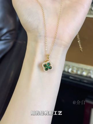 四叶草项链|戴上就是贵气本人,谁戴谁好看 这款四叶草项链也太绝了!精致的设计一戴上就很显高级感,日常搭配简约的衣服都能瞬间提升气质,走在路上都被问是不是有什么富家千金穿搭秘诀~LHK104#项链 #项链控 #项链推荐 #饰品搭配 #饰品分享
