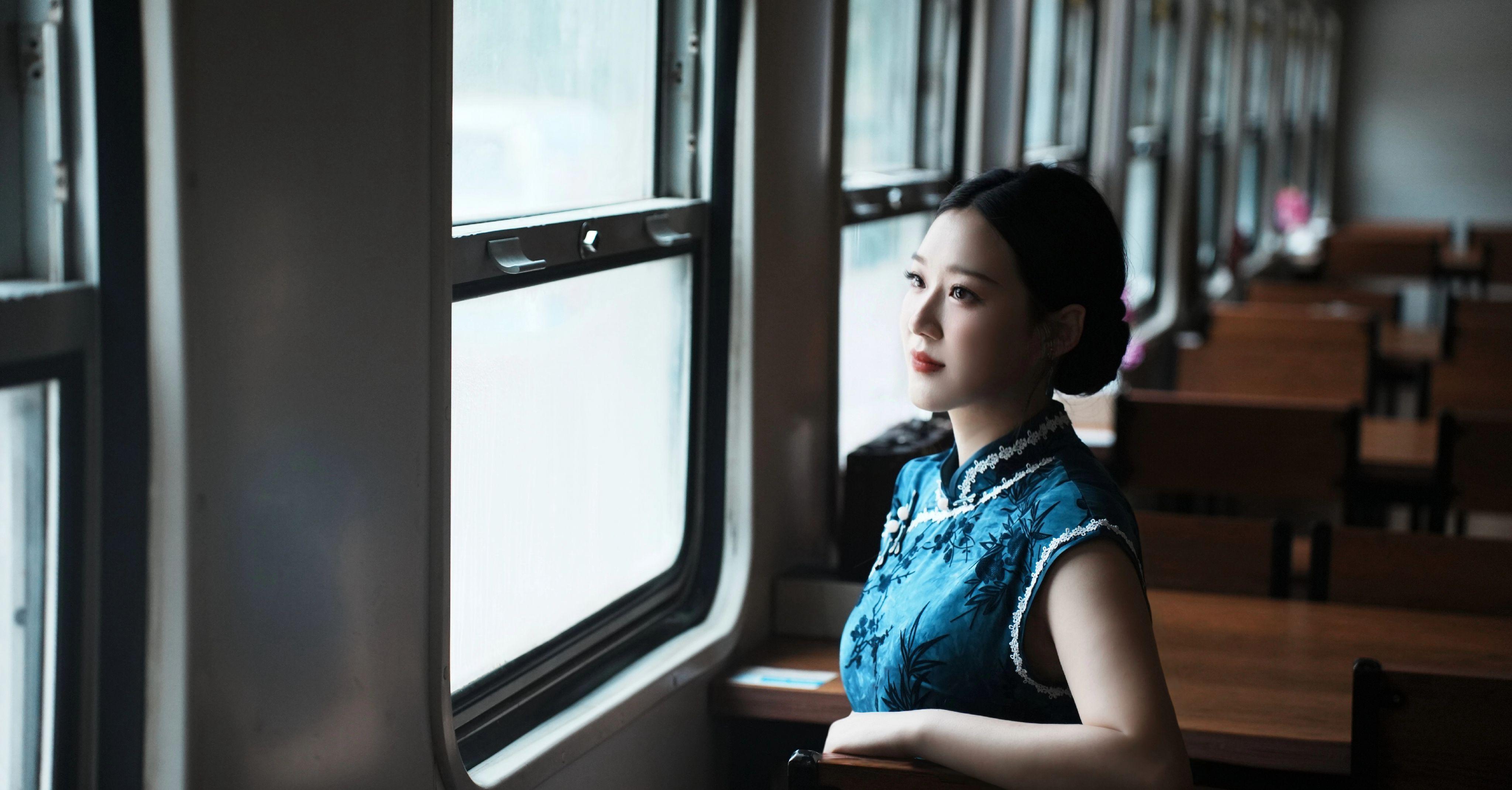 漫漫京华,灯下你我。 风寒露重,请君莫要送别了。 #旗袍 #车站离别 #北京铁道博物馆 #旗袍拍照姿势学起来