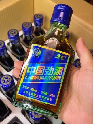 喜欢小酌的朋友,这款中国劲源35度蓝标露酒千万别错过!它是24瓶×125ml精致小瓶装,瓶身小巧精致,不管是揣在包里出门聚餐,还是放在办公室抽屉偶尔解馋,携带都特别方便,完全不用费心考虑“喝不完不好带”的问题。35度的度数刚刚好,不高不低,既能尝到酒的醇香,又不会因为度数太高让人有负担。入口口感醇和顺滑,没有刺激感,细细品味还能感受到露酒特有的风味。不管是加班后回家独酌一杯放松,和朋友露营时分享小饮,有了它,随时随地都能享受惬意时光#好酒推荐 #好喝不贵 ##超便宜超划算 #送礼佳品#美食推荐官