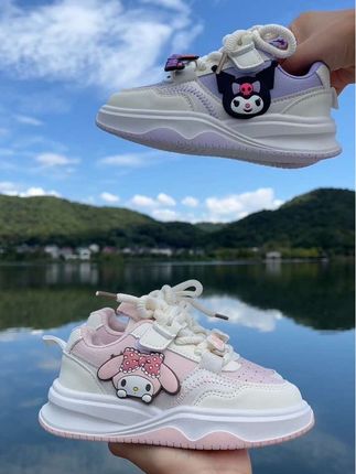 小朋友都喜欢的库洛米美乐蒂板鞋,上脚轻便舒适,整双鞋子都非常轻便,跑步运动都非常适合,还是皮面防水的,鞋底防滑耐磨#儿童板鞋运动鞋#女童运动鞋#儿童小白鞋