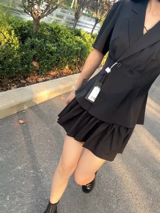 一款非常好看的薄款西服套装短裙,面料很垂不用熨烫,收腰的设计很显腰细,搭配的蓬蓬短裙自带安全裤,高个子小个子都能轻松驾驭#西服套装裙#夏季穿搭