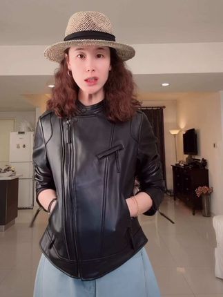 绵羊皮机车皮衣,柔软细腻,版型利落有型,永不过时的时尚单品,超百搭~正码正拍,卡码拍大#机车皮衣 #绵羊皮皮衣 #短款皮衣 #皮衣搭配 #时尚穿衣搭配 身上其他单品去橱窗搜关键词: 皮衣“皮衣” 耳环“c” 戒指“戒指” 表“手表” 短袖“2409” 两条牛仔裤分别搜“8596”和“8590” 连衣裙“75002” 两款帽子分别搜“25001”和“242” 鞋子“饼干”