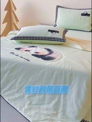 2025春夏必入!奶糖家族床盖三件套+夏被,开启治愈睡眠新体验 想为卧室注入元气与温暖?奶糖家族「酣睡熊猫」床盖三件套+夏被全新登场!萌趣的圆滚滚熊猫,经数码印花与刺绣工艺精细雕琢,跃然布面,为空间增添俏皮活力。 床品双面采用全棉材质,经水洗工艺处理,结合立体绗缝与刺绣,透气亲肤又充满温情。夏被以双蛋白抗菌纤维填充,大豆蛋白含17种氨基酸微胶囊,桑蚕丝形成天然温控层,裸睡也安心。床盖运用安敏净抗菌防螨纤维,通过SGS认证,敏感肌人群也能放心使用。 在实用性上,它更是表现出色。整被支持机洗且免套被套,床盖抗皱防滑,告别繁琐家务,让你有更多时间享受惬意生活。这个春夏,让「酣睡熊猫」床品三件套伴你度过每一个舒适美梦!