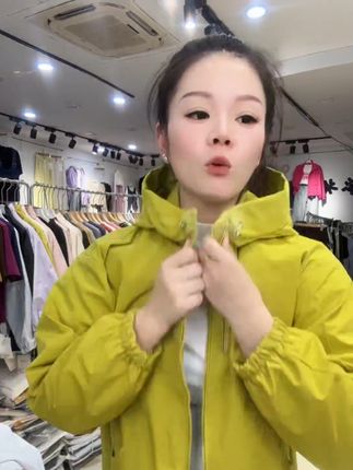 #冲锋衣外套 纯色双拉链冲锋衣外套女2025新款爆款春秋时尚减龄设计感夹克上衣#短款外套#设计感上衣#秋季新款#高级感穿搭