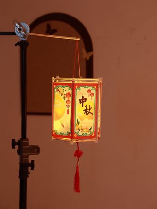 解锁中秋新玩法!亲手做一盏古风纸灯笼,提着它逛夜市、赏月亮,仿佛穿越回小时候的中秋夜~教程放在最后啦,跟着做,你也能拥有高颜值灯笼!# 古风中秋 #手工灯笼制作 #中秋游玩#中秋节 #回忆 #古风