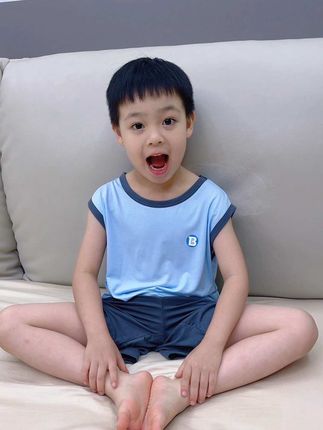 不得不说还是这种#儿童家居服 舒服,家里有怕热的宝宝你就给他穿这个舒服又凉快的莫代尔背心套装,凉丝丝滑溜溜的轻盈透气,品质好还不贵!闭眼入#儿童家居服 #夏季必备