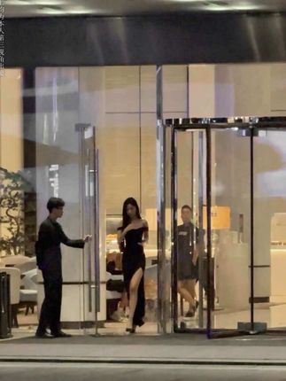 穿8厘米高跟鞋出门如履平地的女人 干什么都会成功的#路人视角 #172 #清冷
