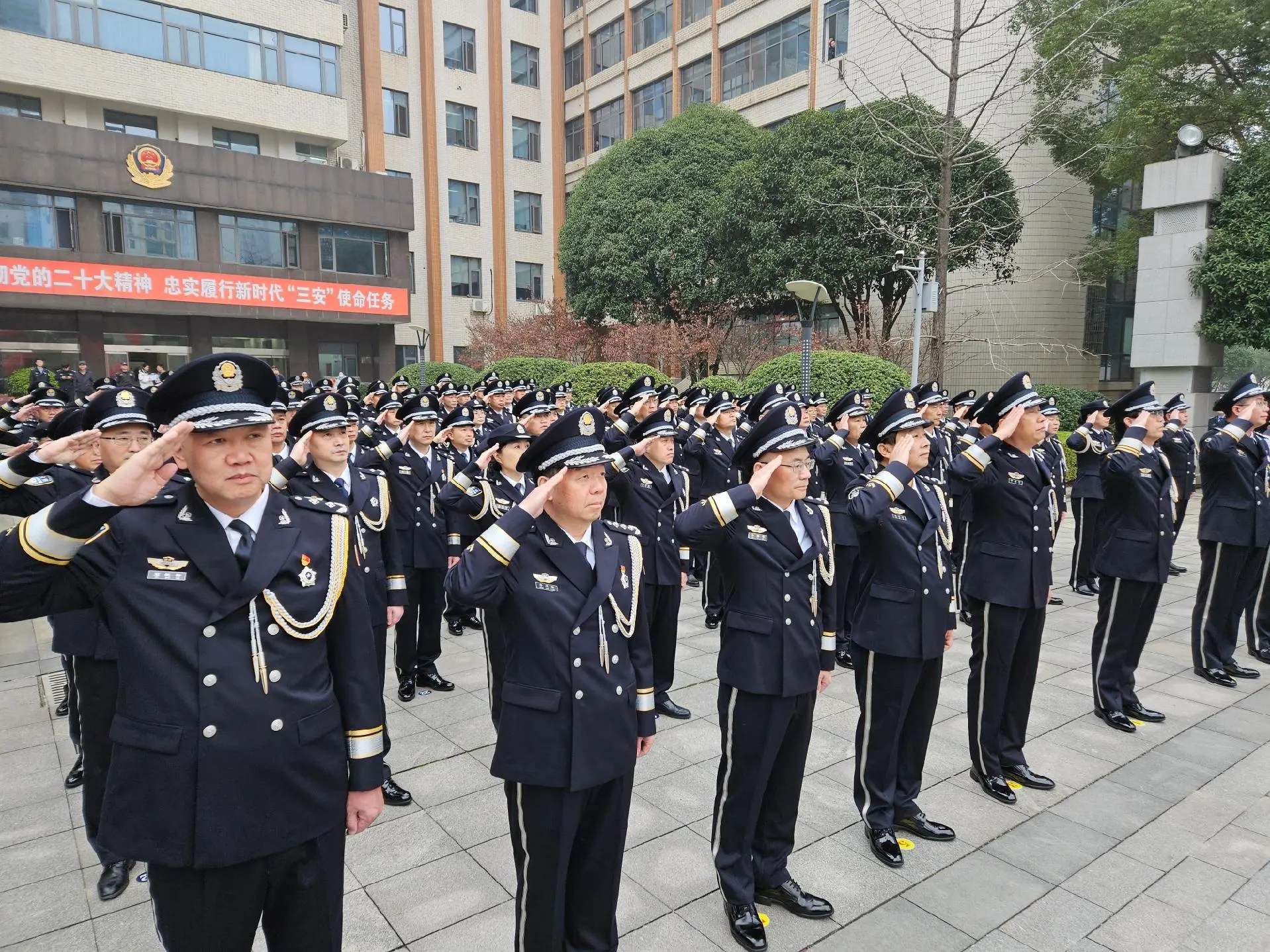 为热烈庆祝第四个中国人民警察节,1月10日上午湖南省公安厅机 - 抖音