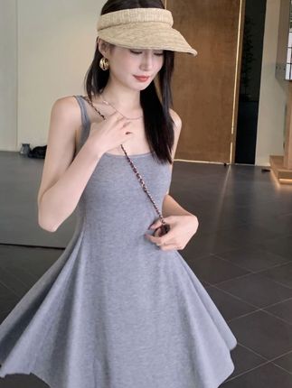 时尚独特别致收腰修身带胸垫吊带连衣裙女设计感辣妹无袖短裙子#时尚穿搭 #收腰显瘦 #修身显瘦连衣裙 #设计感穿搭 #辣妹穿搭 @DOU+上热门