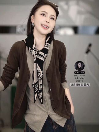一件衣服穿出两种风格,这件老钱风撞色假两件上衣太懂穿搭了!全身都是灵活的活扣设计,想解开穿得随性,还是扣上显利落,完全能按自己的想法来。春秋冬三季都能轻松hold住,面料摸起来柔软又亲肤,贴身穿特别舒服。单穿时自带洋气感,叠搭外套又能穿出层次感,绝对是衣橱里少不了的时尚单品,轻松拉满高级氛围!#穿出高级感 #高级感穿搭 #抖in时尚趋势 #假两件 #今天穿什么