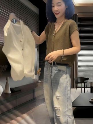 #显瘦穿搭 #高级感穿搭 #夏季干净风穿搭 #夏日通勤休闲穿搭 #韩系穿搭 【现货】2025年夏季新款V领显瘦针织短袖上衣高腰破洞牛仔裤套装
