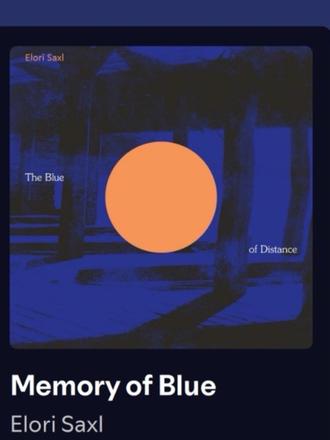 Memory Of Blue — Elori Saxl.《The Blue of Distance》是美国作曲家 Elori Saxl 于2021年发行的首张专辑,以作家丽贝卡·索尔尼特提出的“远方之蓝”概念为灵感,探讨科技时代下我们与自然、记忆的关系。整张专辑将经过数字处理的风声、水声录音,与温暖的模拟合成器、室内乐巧妙融合,在明亮的室内乐织体与沉缓的电子低频间构建出迷人的对位。一半篇章诞生于阿迪朗达克山脉的盛夏湖畔,另一半则写于苏必利尔湖冰封的冬夜,两种极端自然环境的对话,让音乐自带强烈的空间与季节感。
它既是对“不必亲临即可抵达远方”的数字时代反思,也是一次向内的记忆漫游:从《Before Blue》的静谧开篇,到《Wave》系列层层递进的声场,再到终曲《The Blue of Distance》的释然,每一段旋律都像雾中远山,在清晰与朦胧之间,邀请你触摸那些被距离拉长的思念与回响。
#黑胶唱片 #音乐 #音乐分享 #情绪唱片 #情绪