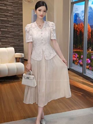 2025夏季新款温柔米杏色拼接设计蕾丝遮胯收腰显瘦连衣裙#夏季新款#蕾丝拼接连衣裙#收腰显瘦#轻奢高级#连衣裙
