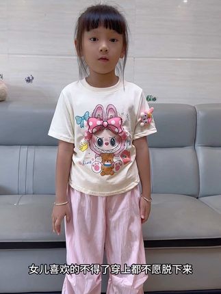 终于给女儿入了件便宜又好看的#卡通短袖 #拉布布 图案女儿穿上都不愿意脱下来,面料柔软舒适,夏天穿吸汗又透气#高品质童装 #儿童卡通短袖 #儿童短袖