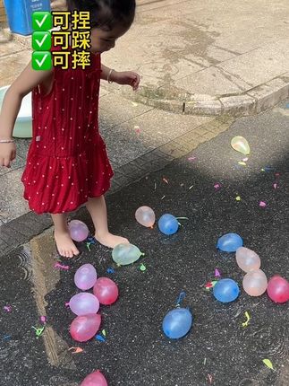 夏天孩子就喜欢玩水!童年只有一次,陪孩子玩一次水气球吧!满足宝宝爱玩水的天性#宝宝玩水 #夏天就是要玩水 #戏水玩具 #水气球 #玩水乐趣