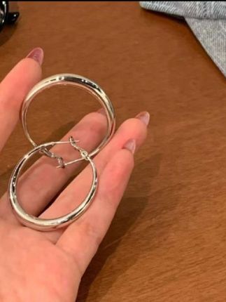 姐妹们,今天给你们推荐一款超级好看的耳圈,它是这种素圈的设计,简约而不简单,可以很好的修饰我们的脸型,显得我们的脸特别小。而且它还可以一物多用,不管是扎头发还是披头发都很好看,日常出门随便搭配什么衣服都很有气质,喜欢的话就赶紧下单吧!#耳圈 #素圈 #耳环 #时尚耳圈 #耳圈推荐