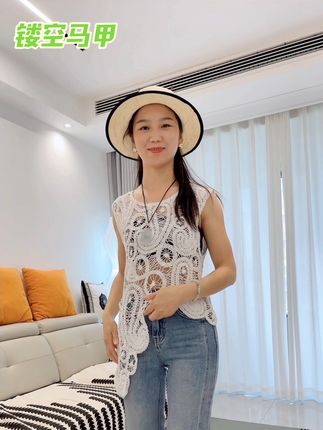 简约时尚又百搭,出门游玩拍照都不错,镂空的的设计感强,错落的下摆更显高显瘦#马甲 #穿搭 #百搭上衣 #拍照 #时尚穿搭