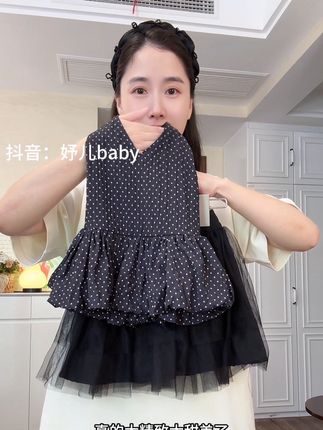 救命!女儿穿这套港风裙真是一眼心动美到心巴上了 直接把复古时髦感拉🈵了,波点吊带上衣时尚又俏皮,挂脖设计个性又时髦,搭配的网纱短裙满满的公主范儿 两件套这个价闭眼冲#高品质童装#女童穿搭#妤儿童装#女童连衣裙#女童夏季穿搭