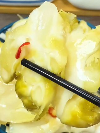 终于让我找到了这个小时候经常吃的观音菜,它是开盖即食的,还是记忆中的味道,真的太好吃啦!都是精选新鲜嫩芽儿菜腌制的,每一颗都特别饱满,吃起来清脆爽口,无论是配米饭还是夹馒头都很不错,家里大人小孩都爱吃。#观音菜