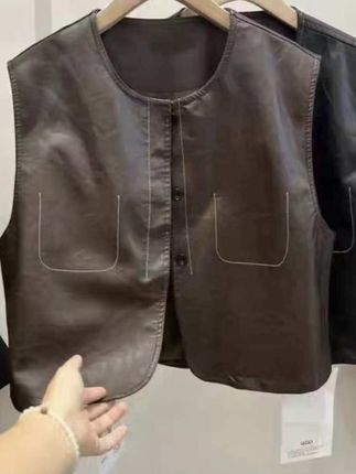 #无限回购的宝藏单品 pu皮衣马甲秋季休闲设计感洋气圆领上衣单排扣透气简约宽松马夹#马甲 #秋季上新 #大数据推荐给有需要的人 #好物推荐🔥