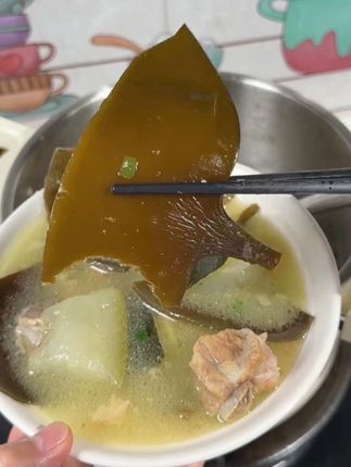 #海带头 夏天天热出汗多,聪明的妈妈多给孩子喝点海带头排骨汤,清甜鲜糯,营养又美味#煲汤 #为你煲汤 #爱在一日三餐里