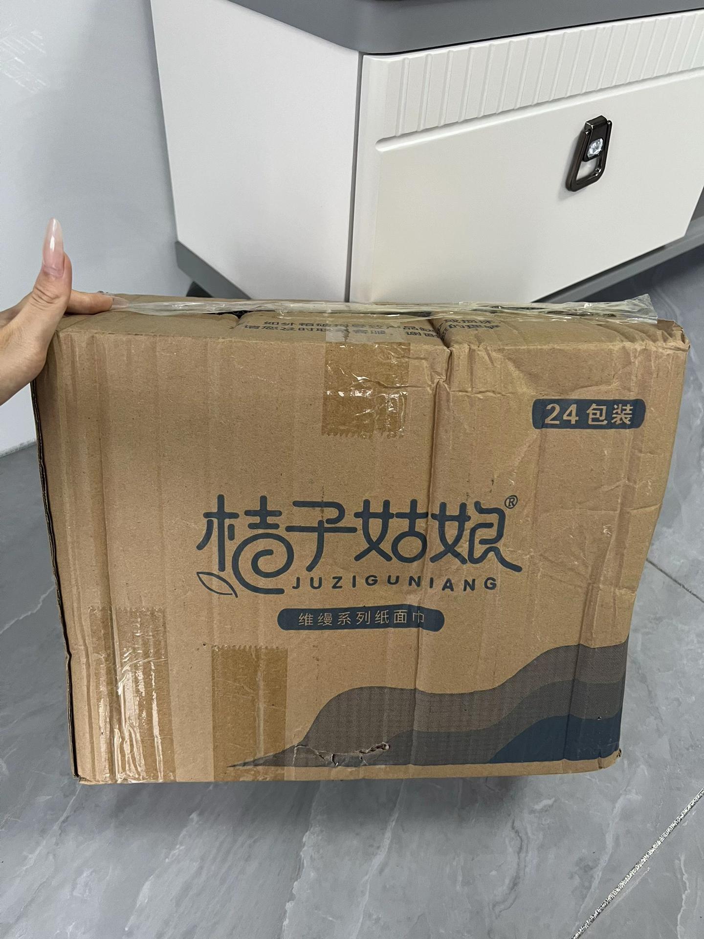家里的抽纸快用完了吧?赶紧来囤这个超划算的桔子姑娘抽纸!满满一大箱,足足二十四包,品质超棒,纸张柔软又亲肤,而且还是五层加厚的,不含荧光剂,湿水也不易破,跟小湿巾一样好用。@DOU+小助手 @DOU+上热门 #桔子姑娘纸巾 #桔子姑娘 #纸巾 #抽纸 #超便宜超划算