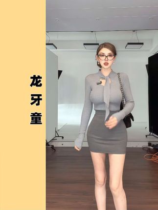 龙牙童推荐(假日标尺)气质早秋女士t恤白色时尚纯欲修身灰色拼接#优雅气质 #高级感穿搭 #女神穿搭 #谁穿谁好看#关注我持续更新