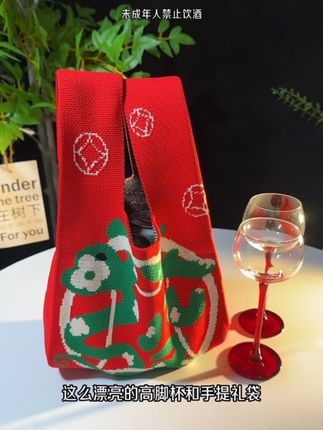 哇塞‼️这么漂亮的高脚杯🥂和手提礼袋居然是我买#果小酒 送的,有玫瑰、蜜桃、西柚、蓝莓、青提、柠檬,到手整整11件超划算,开瓶花果香四溢,入口像咬了浸了花蜜的玫瑰花瓣在嘴巴里爆汁,鲜甜爽口巨好喝,5度微醺,自饮或是姐妹聚会畅饮畅聊都超合适!#微醺时刻 #仙女都在喝什么 #好喝不贵 #强烈推荐