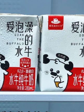 谁能拒绝水牛奶的大羊毛,真的好喝到尖叫,现在到手一箱10盒你看看才多少,配料表只有水牛乳和生牛乳,他们家水牛是吃甘蔗和菠萝长大的,口感就自带清甜,入口就像融化的牛奶冰淇淋,没有一点奶腥味,真的很好喝,趁合适,没喝过的一定要尝尝#牛奶 #大人小孩都爰吃 #仙女都在喝什么 #好喝不贵 #纯牛奶