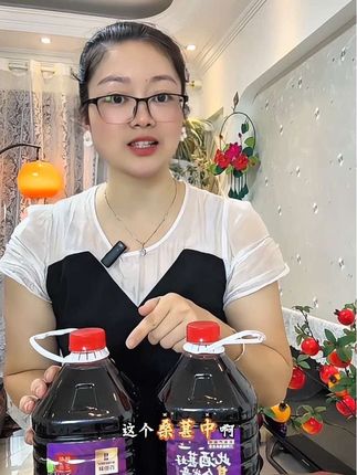 #百伯利桑葚酒 95%的人都买错啦!就这款桑葚酒原果汁浓度大于等于95%都是纯桑果通过传统工艺大坛发酵而成!平时喜欢整两口的大哥趁他们家现在买一瓶送一瓶还送酒杯可以多囤点!保质期12个月放心囤#桑葚酒#强烈推荐 @DOU+小助手