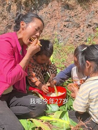 邻居家有一个很黑的柜子都是被柴火烟熏的,他用洗洁精这些怎么也洗不下来,用我的油污净居然能洗的那么干净,可把她高兴坏了,叫我以后帮她买两单,#记录我的农村生活