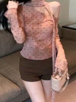 氛围感拉满的一件小衣服。真的值得人手一件巨好看!#高级感穿搭 #辣妹 #女大学生 #约会穿搭 #显瘦穿搭
