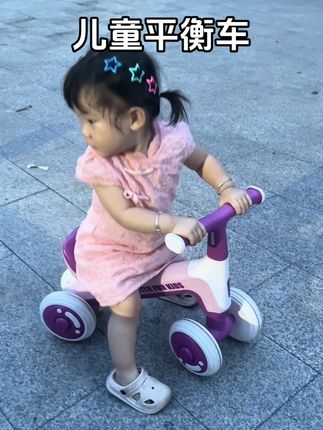 出门必带的小车车,一岁以后的宝宝就要多玩一点大运动,骑平衡车#萌娃骑车 #平衡车滑步车 #溜溜车 #遛娃神器 #户外遛娃