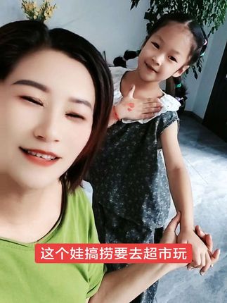 喜欢我孙女身上套装的美女们来我橱窗拍哟!穿了好看,舒服,价钱还便宜哦