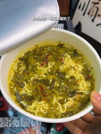 爱吃酸菜鱼的朋友们 给你们强烈推荐#思圆 这款酸菜鱼面 有红酸汤鱼面和酸菜鱼面 到手一箱足足6桶 #速食美食 #思圆酸菜鱼面 #泡面 #懒人美食