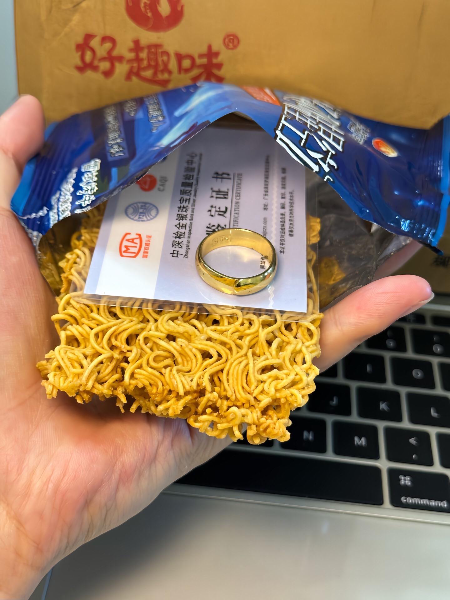 哈哈哈真的箱箱有!好趣味你简直配享太庙! 有消费者吃干脆面硌掉了牙齿!老板急疯了,立马决定拿出1000万换成等价值黄金回馈所有消费者!现在买干脆面每一箱都有黄金!冲冲冲!#好趣味干脆面#干脆面 #箱箱塞黄金#惊喜#好吃到停不下来