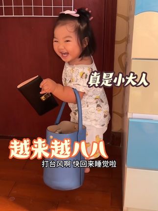 女孩子真系好贪靓靓,出街都要全副装备#骗你生女儿 #人类幼崽成长记 #肚腩崽