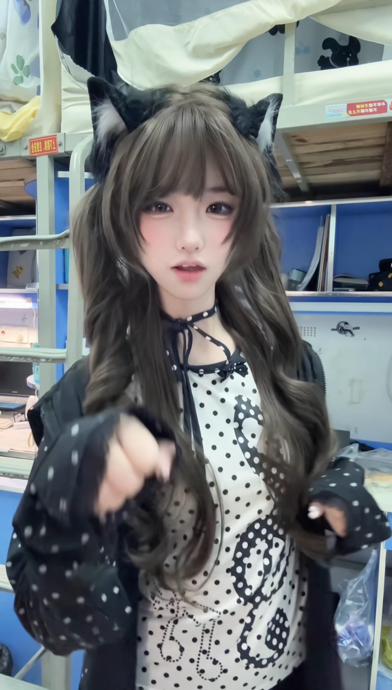 【榛果可可】榛果灰棕你还是太权威了😎 必不可少的榛果灰棕色☝️这次是中分款哦 都是🍎原相机 室内自然光实拍哦(只醒发未修剪哦) p1是佩戴有修剪 p7未修剪哦 #假发推荐 #发型的重要性 #氛围感 #小鱼饼假发 #榛果灰棕色