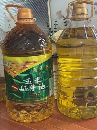新年换好油,就选这款玉米油!它精选优质玉米胚芽,采用先进工艺压榨,保留原始的醇厚风味。它质地轻盈,炒菜时不油腻,能完美呈现食材本味,让家常菜也能拥有星级美味。5L大容量,超适合家庭囤货,新年厨房有它更安心!#食用油 #玉米油 #粮油 #好物推荐🔥 #超便宜超划算